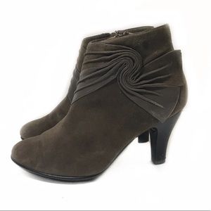 Sofft 8 Brown Suede Ankle Booties Heel Leather Bow Accent